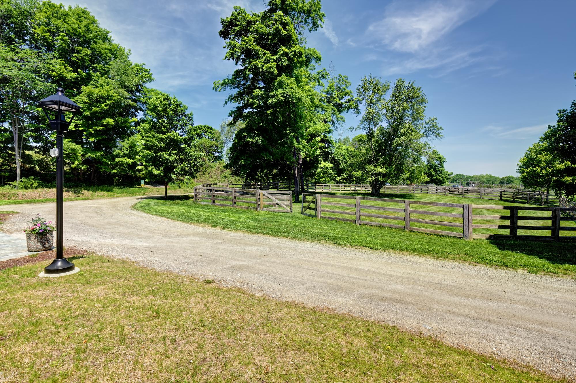 8 Commerce Road, Newtown, CT 06470